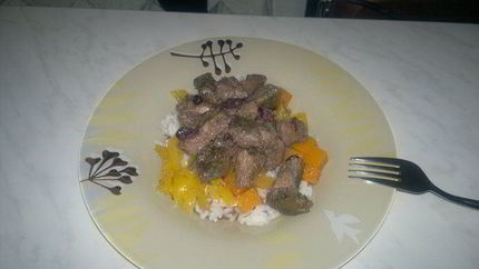 Печень в горшке с черной смородиной и белый рис с овощной поджаркой