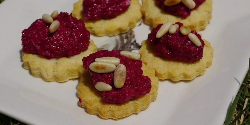 Рецепт печенья из пармезана со свекольным песто