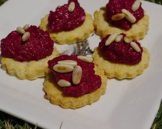 Печенье из пармезана со свекольным песто