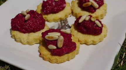 Печенье из пармезана со свекольным песто