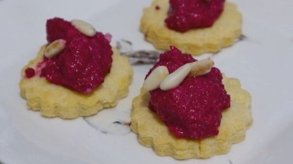 печенье из пармезана со свекольным песто