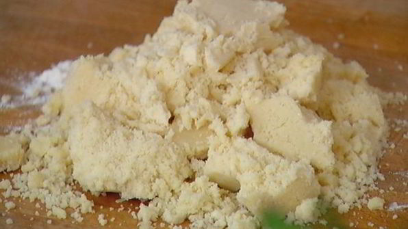 печенье из пармезана со свекольным песто