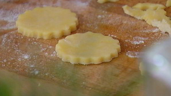 печенье из пармезана со свекольным песто