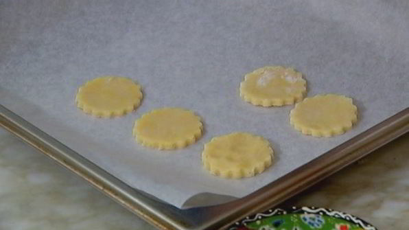 печенье из пармезана со свекольным песто