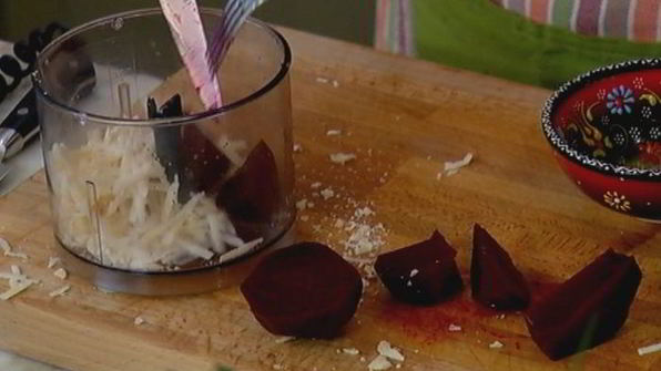 печенье из пармезана со свекольным песто