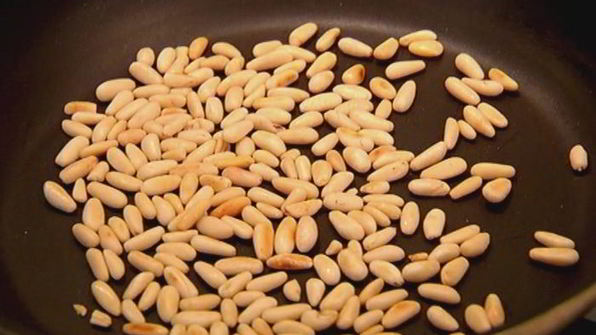 печенье из пармезана со свекольным песто