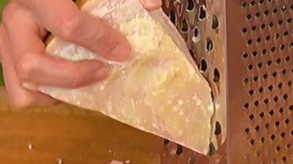 печенье из пармезана со свекольным песто