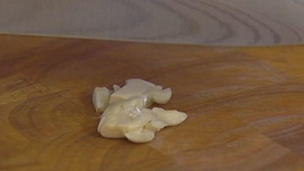 печенье из пармезана со свекольным песто