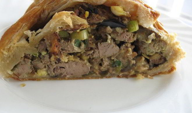 Плетенка из слоеного теста, с баклажанами и куриной печенью
