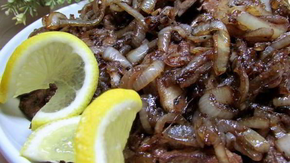 жареная куриная печень с луком