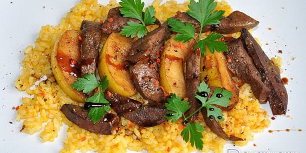 Рецепт жареной печени с яблоками