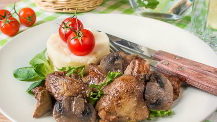 Жареная утиная печень с грибами