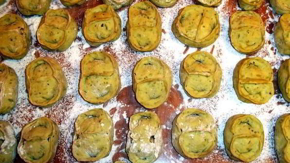 ароматное зеленое пельменное тесто