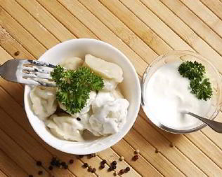 Пельмени с тушеной крольчатиной и острой сметаной