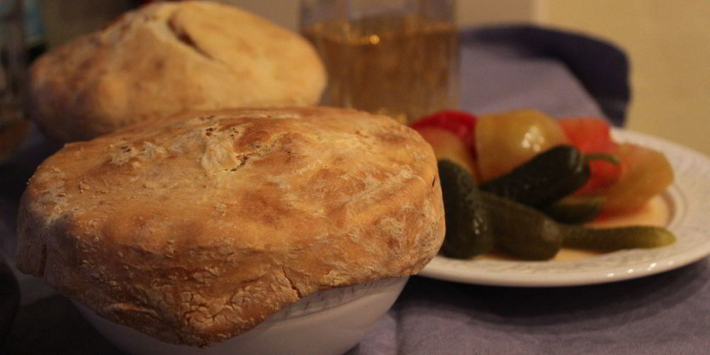 Рецепт пельменей в соусе из белых грибов под хлебной шапкой