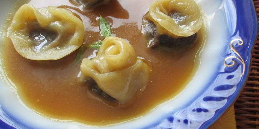 Рецепт шоколадных пельменей в соусе из манго