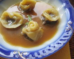 Шоколадные пельмени в соусе из манго