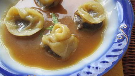 Шоколадные пельмени в соусе из манго