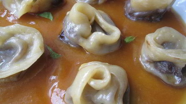 шоколадные пельмени в соусе из манго