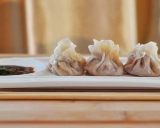 Вонтоны с луком и свининой