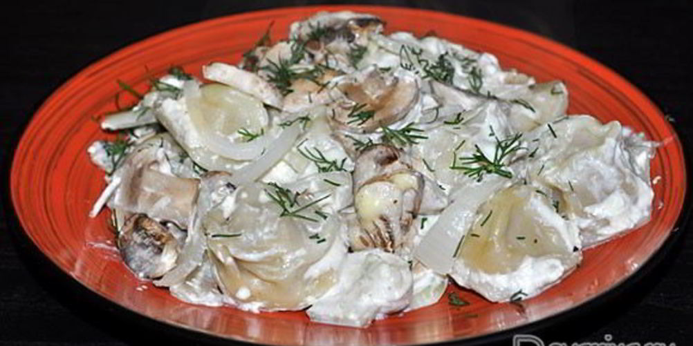 Рецепт запеченных пельменей с грибами и соусом