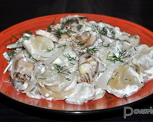 Запеченные пельмени с грибами и соусом