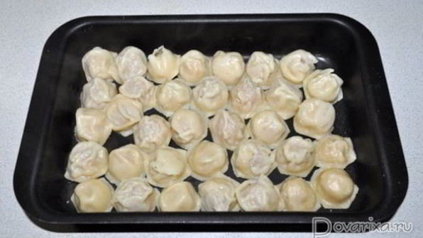 запеченные пельмени с грибами и соусом