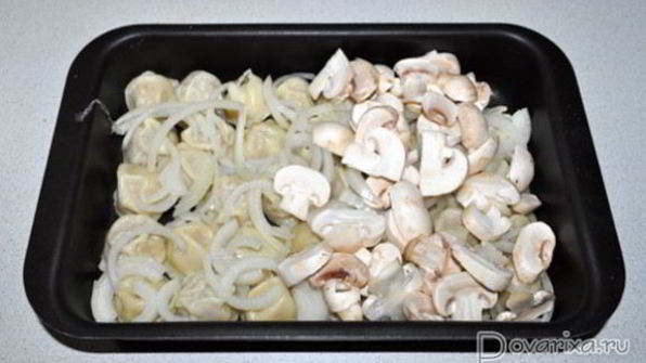запеченные пельмени с грибами и соусом