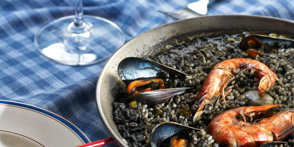 Рецепт черной паэльи с креветками