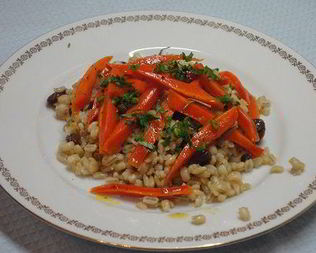 Глазированная морковь с пилавом из перловки