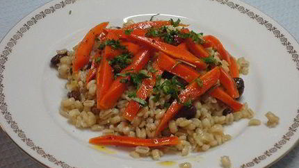 Глазированная морковь с пилавом из перловки