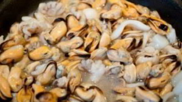 паэлья с курицей и морепродуктами