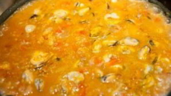 паэлья с курицей и морепродуктами