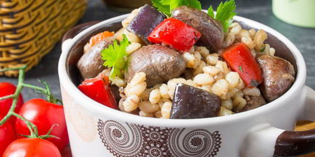Рецепт пилава из перловки с куриными сердечками