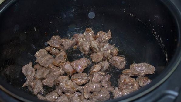 плов из перловки в мультиварке с мясом