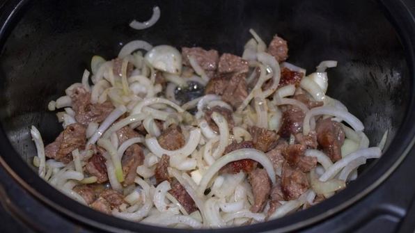 плов из перловки в мультиварке с мясом