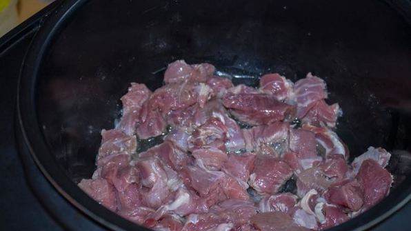 плов из перловки в мультиварке с мясом