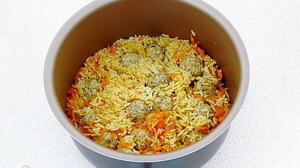 плов с фрикадельками в мультиварке