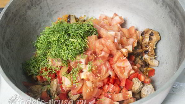 плов с говядиной и помидорами