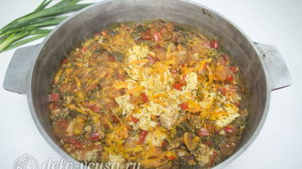 плов с говядиной и помидорами