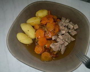 Бедро индейки с чабрецом и кориандром, рагу из моркови и опят с чесноком и отварным картофелем