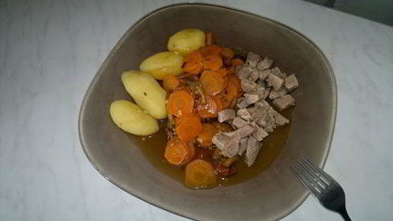 Бедро индейки с чабрецом и кориандром, рагу из моркови и опят с чесноком и отварным картофелем