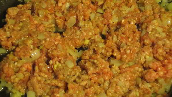 картофель, фаршированный мясным рагу с фасолью