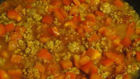 картофель, фаршированный мясным рагу с фасолью