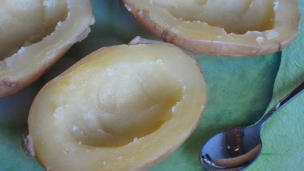 картофель, фаршированный мясным рагу с фасолью