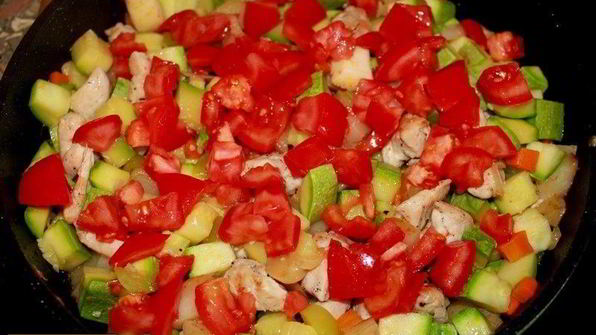овощное рагу с тушеной курицей кабачками и картошкой