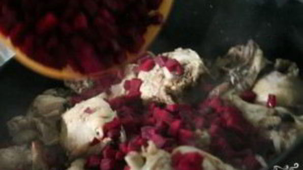 рагу из курицы со свеклой