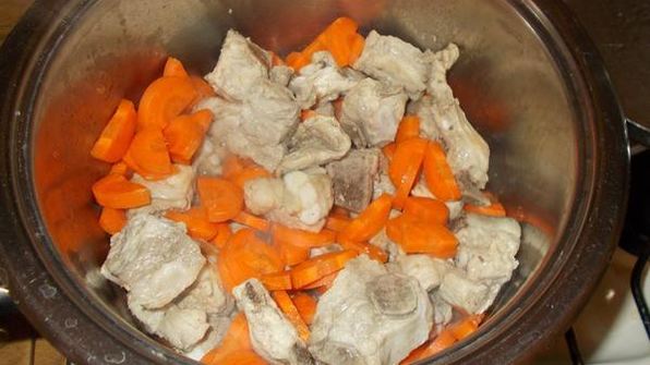 свиное рагу с морковью и булгуром