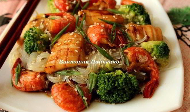 Рисовая лапша с брокколи и морепродуктами