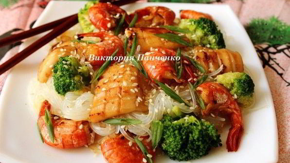 рисовая лапша с брокколи и морепродуктами